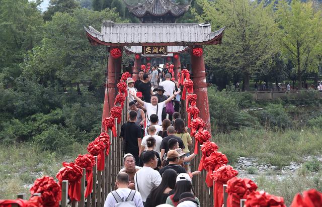 中秋旅游领跑年内小长假，年轻人县城“追月”带动多地文旅订单翻倍